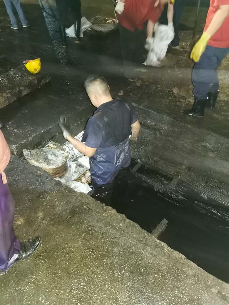 严阵以待抗击洪魔 确保全厂生产供水2.jpg