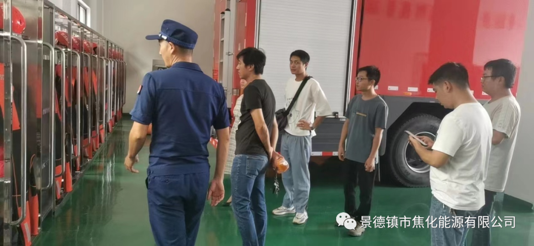 昌江区消防救援大队工作人员带领学习人员参观学习2.png