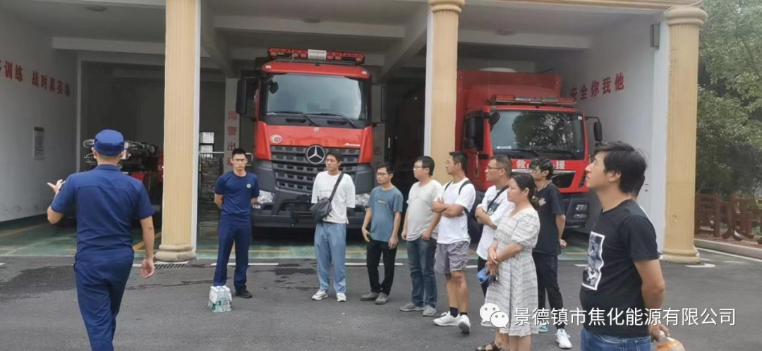 昌江区消防救援大队工作人员带领学习人员参观学习.png