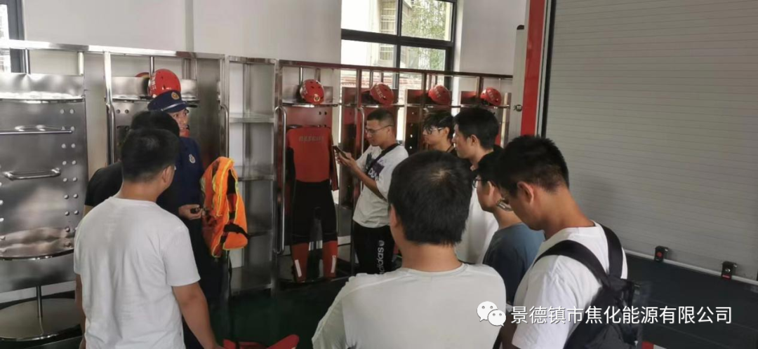 昌江区消防救援大队工作人员带领学习人员参观学习3.png