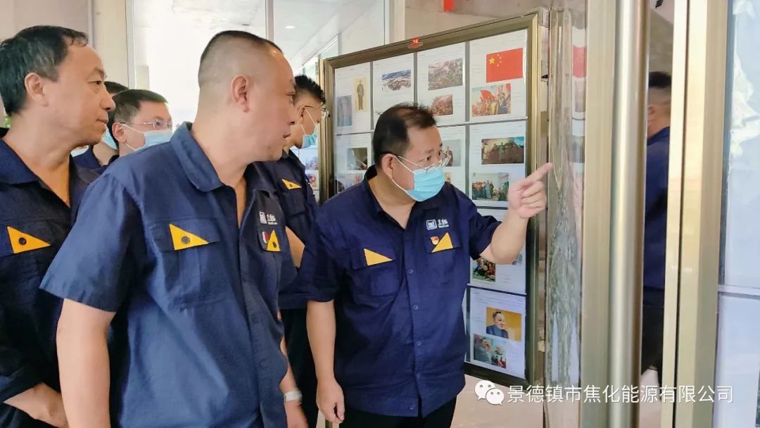 参观人员观看红色邮票2.jpg