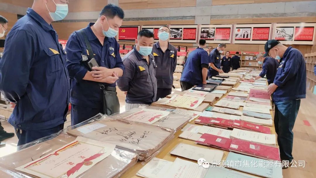 参观人员翻看红色书刊.jpg