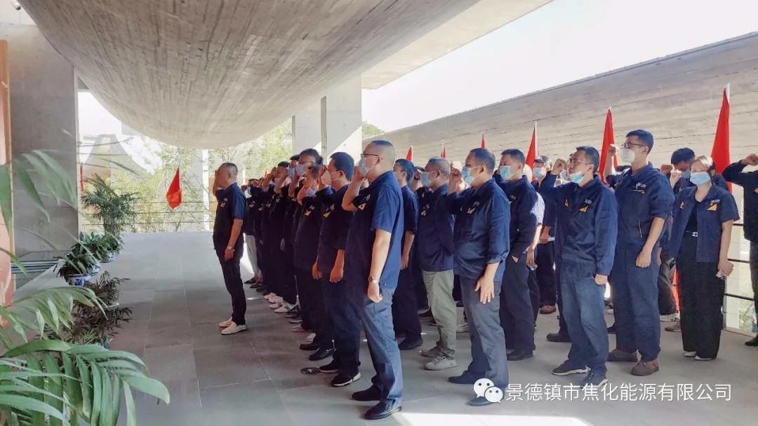 曹达宏带领全体党员重温入党誓词.jpg