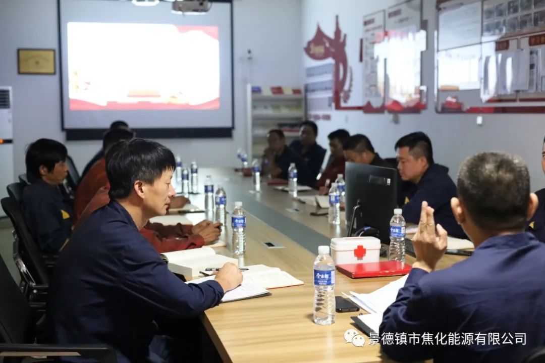 与会人员认真听党课.jpg
