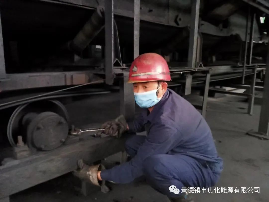 “老线这边人手不够，你们那边有谁可以过来支援？”“好的，我马上来。”听到这个消息时，罗国安刚刚结束新线的维修工作，但他二话不说，立即拿起维修包，投入到老线的维修工作当中。每天工作10小时以上已经成为抗疫期间的常态，虽然身体很疲惫，但是他没有任何怨言，“确实很辛苦、很累，但现在正是特殊时期，只有保障公司生产经营“不断档”，我们生活才能“不断线”，恰恰我所在的运输厂就是承担着焦炭煤炭运输的重要职责，所以我更应该恪尽职守，保障好这些设备的稳定运行。”.jpg